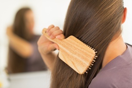 donna si spazzola i capelli